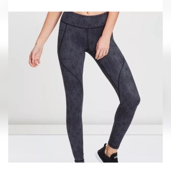 Patagonia W CenteredWomen's Black Patterned Leggings Size small, New Without Tag - Picture 2 of 8